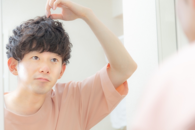 天然パーマは、どうしてくせ毛なの?──“髪のうねり”に隠された小さな仕組み